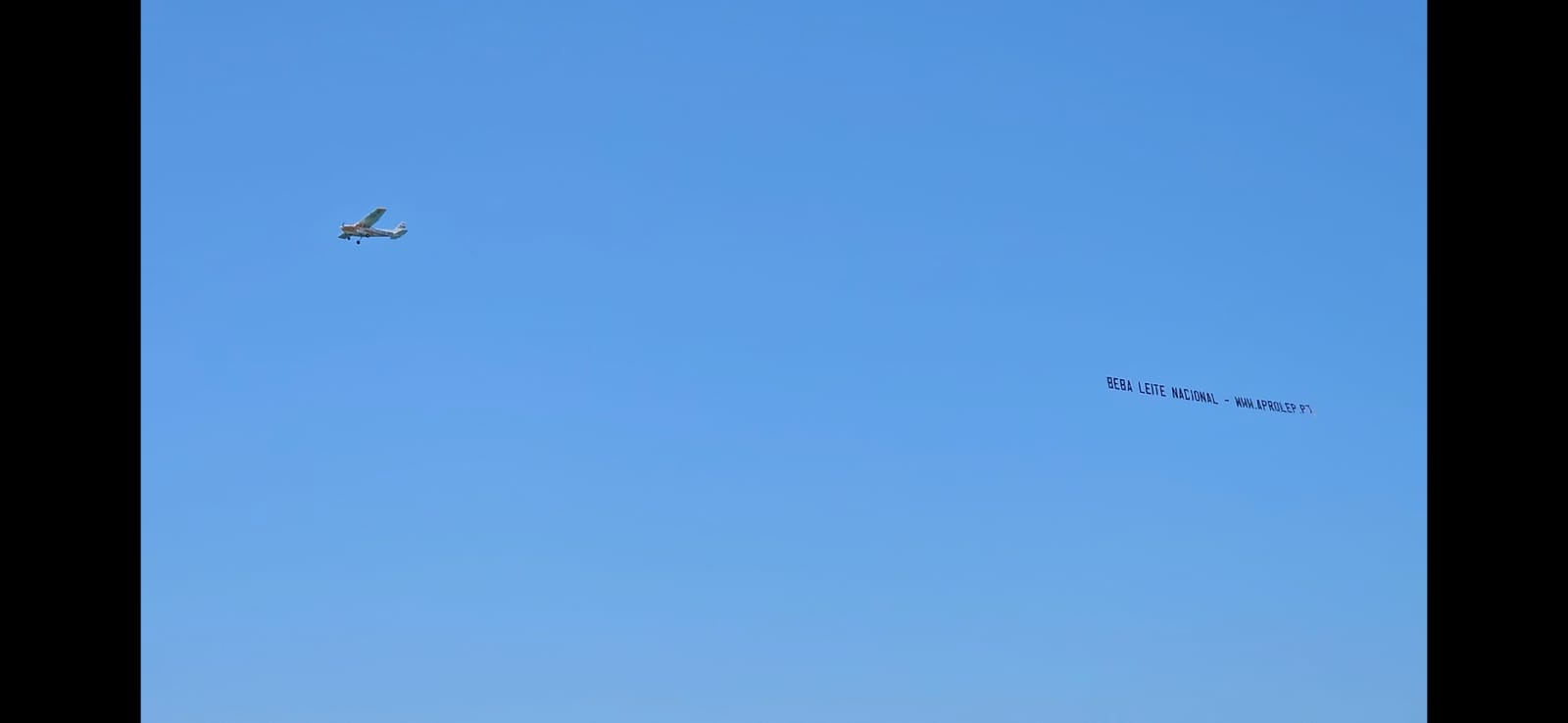 Avião com a mensagem Beba Leite Nacional sobre as praias do Algarve